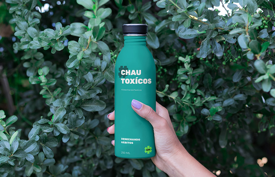 Botella para la campaña, color verde agua con la frase: chau plastico. 