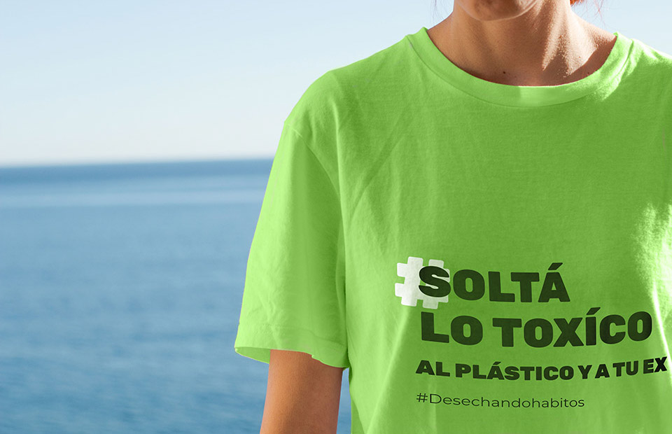 Remera para la campañar, color verde con la frase: soltá lo toxico a la plastico y a tu ex .